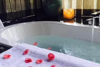 广州南沙水疗池中的失重冥想：当身体学会漂浮